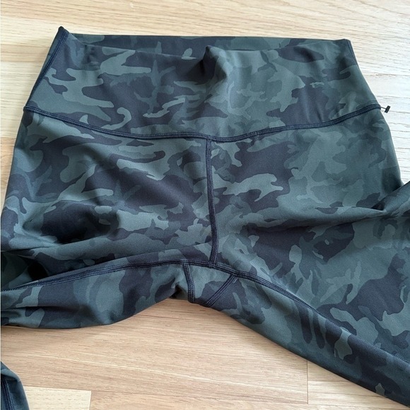 Lululemon Wunder Under Crop leggings in a camouflage pattern size 12 - Picture 7 of 10